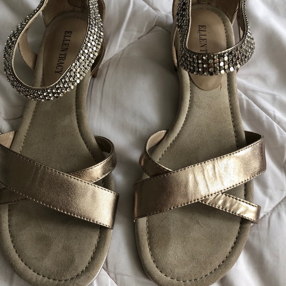Ellen Tracy gold sandals sz 9